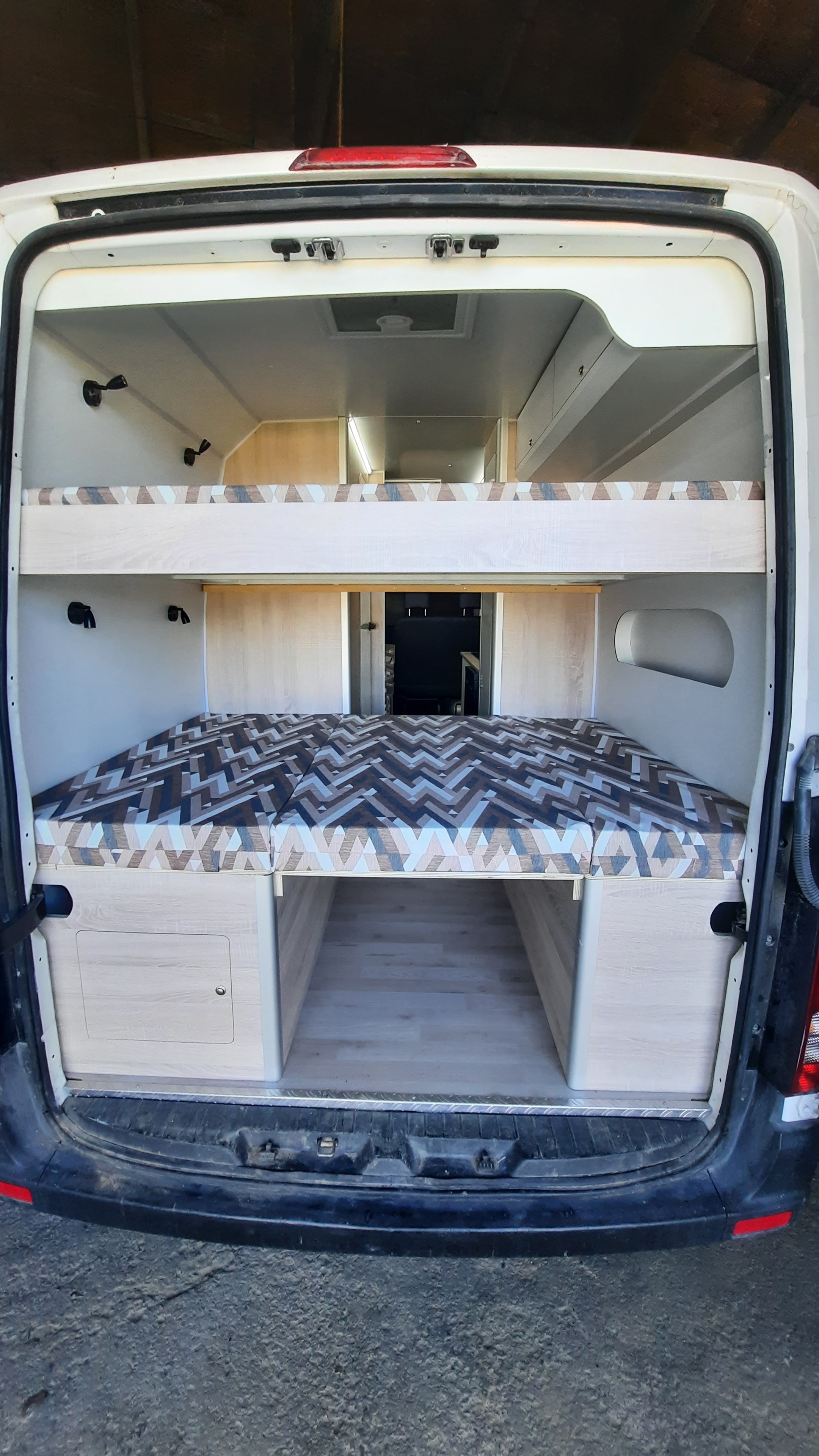 Cama y almacenaje camper