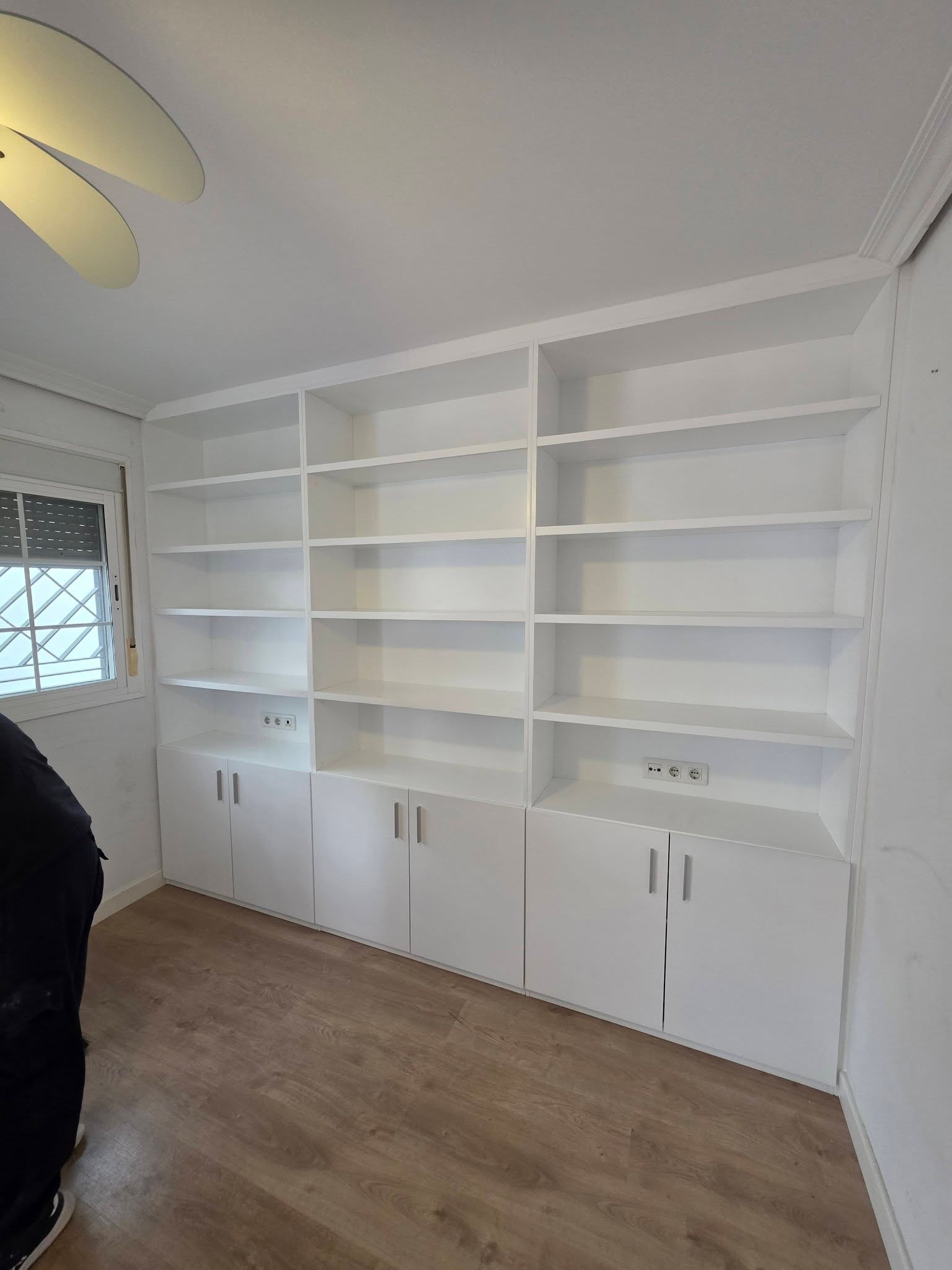 Armario a medida con estanterías de madera