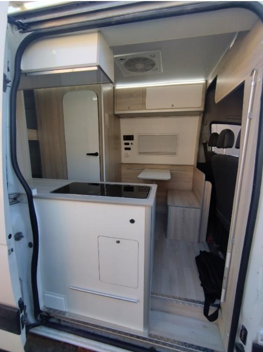 Interior de furgoneta camper con madera